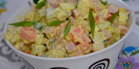 Klasický olivier salát s klobásou (jednoduché recepty)